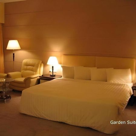 Ritz Garden Hotel Ipoh Bagian luar foto