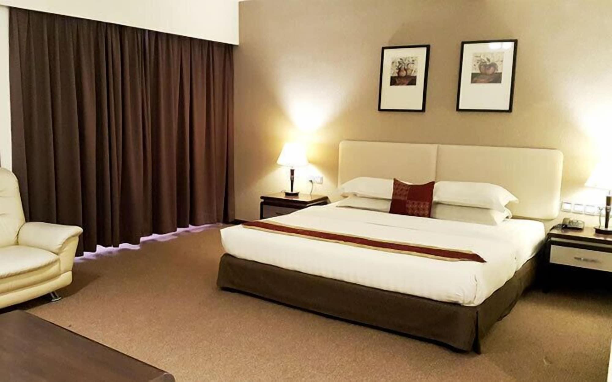 Ritz Garden Hotel Ipoh Bagian luar foto
