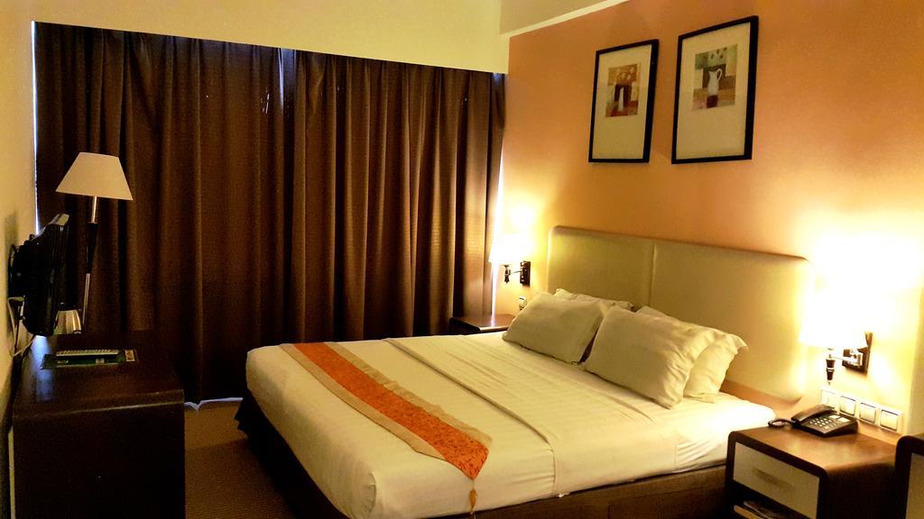 Ritz Garden Hotel Ipoh Bagian luar foto